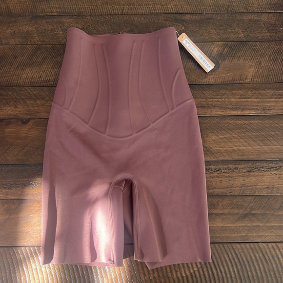 Skims Bonded Corset Group - Picture 8 of 9